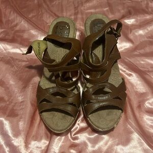 2000’s style wedge heel 😍